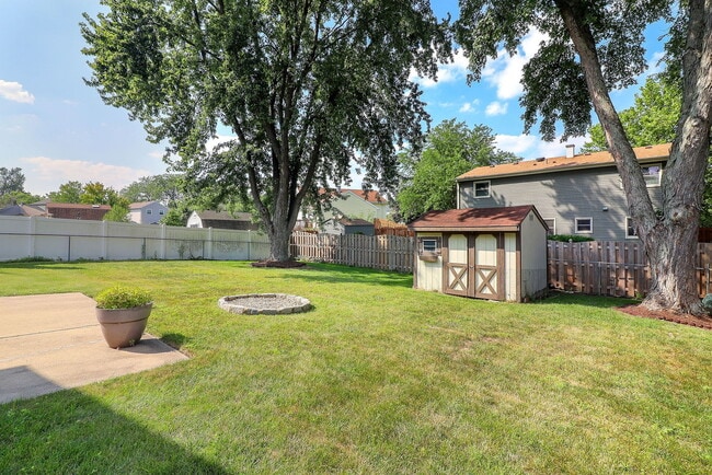 Building Photo - 812 W Appletree Ln