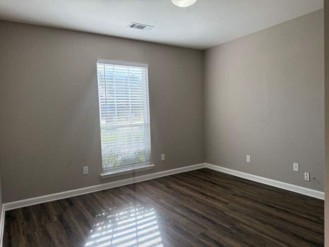 Building Photo - 317 Autumn Dr