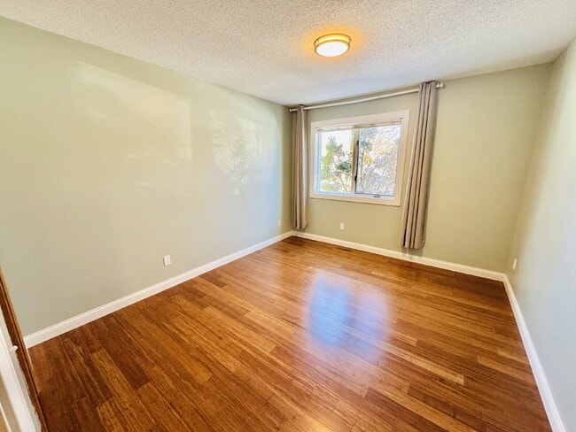 Building Photo - Charming Chaska Retreat: Spacious Single Family Homer 3-Bedroom 2.5 Bathroom Home with Finished B...