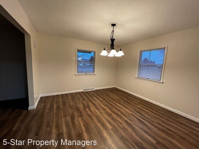 Building Photo - 3 br, 1 bath House - 922 South Main Street...