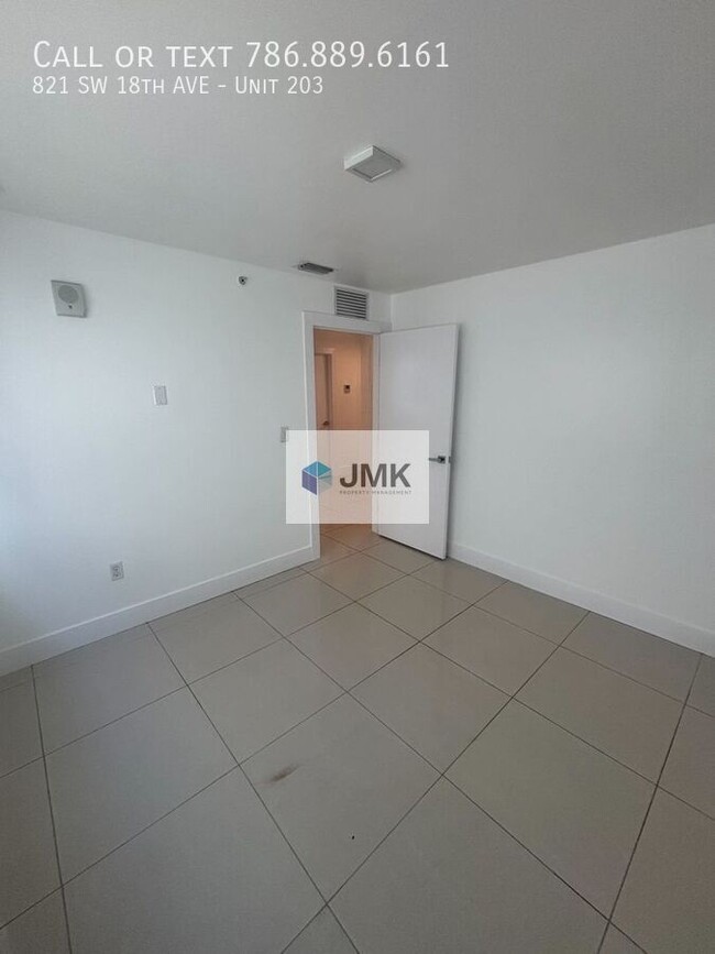 Building Photo - 821 SW 18th Ave