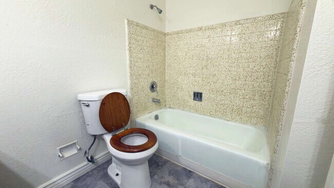 Building Photo - "Spacious 4-Bedroom Oasis in Phoenix with 2 Full Baths - 1,670 Sq Ft of Comfort!"