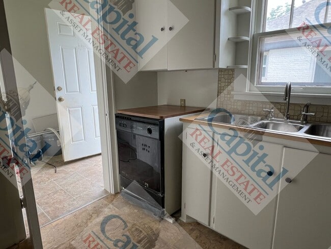 Building Photo - Spacious 3 Bedroom