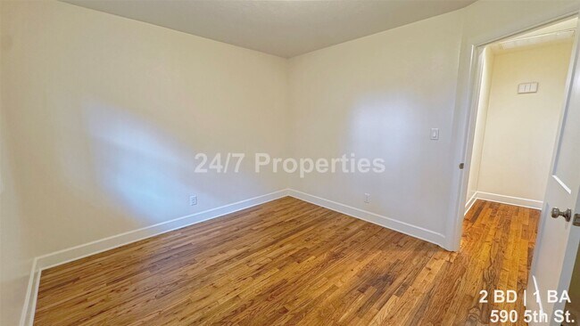 Building Photo - Remodeled 2 BD | 1 BA Duplex - First Edition Lake Oswego