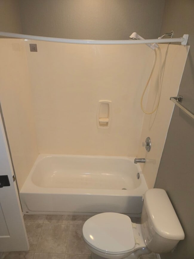 Building Photo - Beautiful Boulder Pointe Home! 3bd / 2ba + Office - No Students! - Small Pets Considered!! Avail....