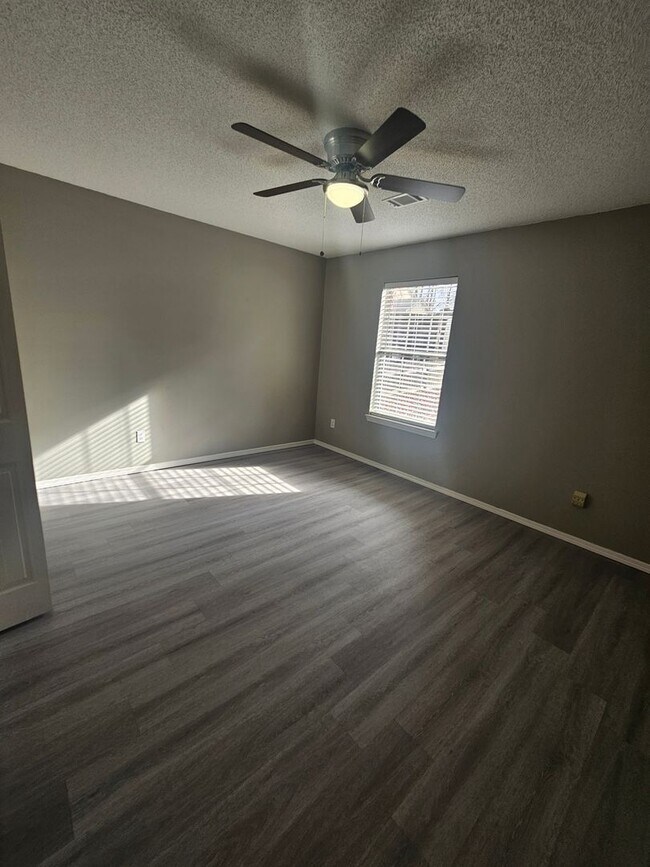 Building Photo - Home in Benton
