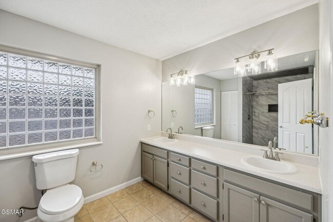 Building Photo - Spacious & Grand Living!!!