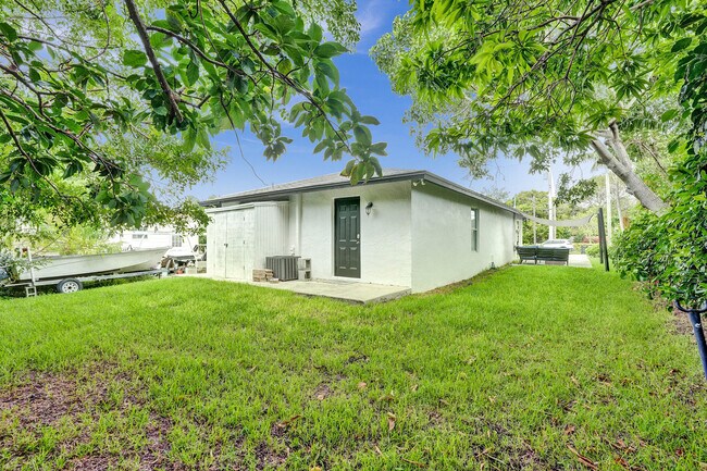 Building Photo - 1095 Miami Blvd