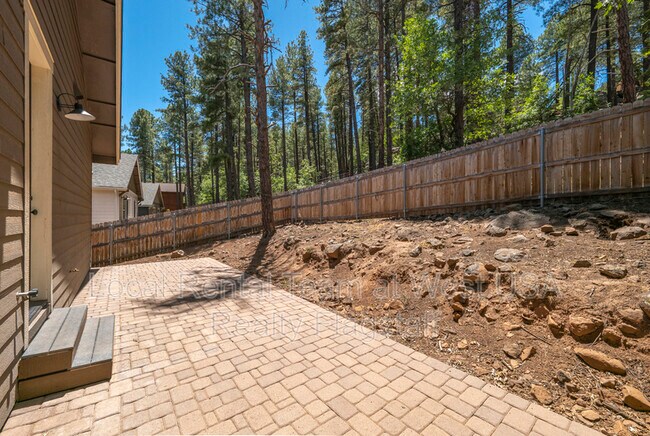 Building Photo - 781 N Forest View Dr