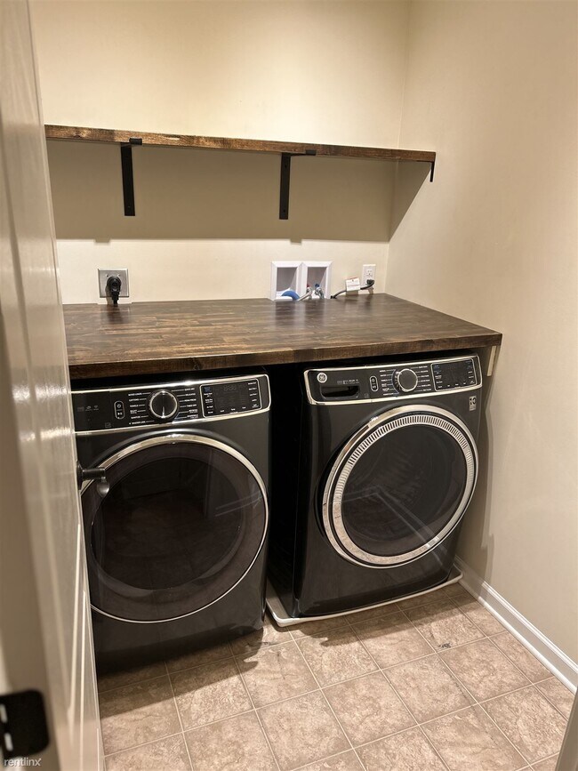 Building Photo - 4 br, 3.5 bath Townhome - 120 Robert Street