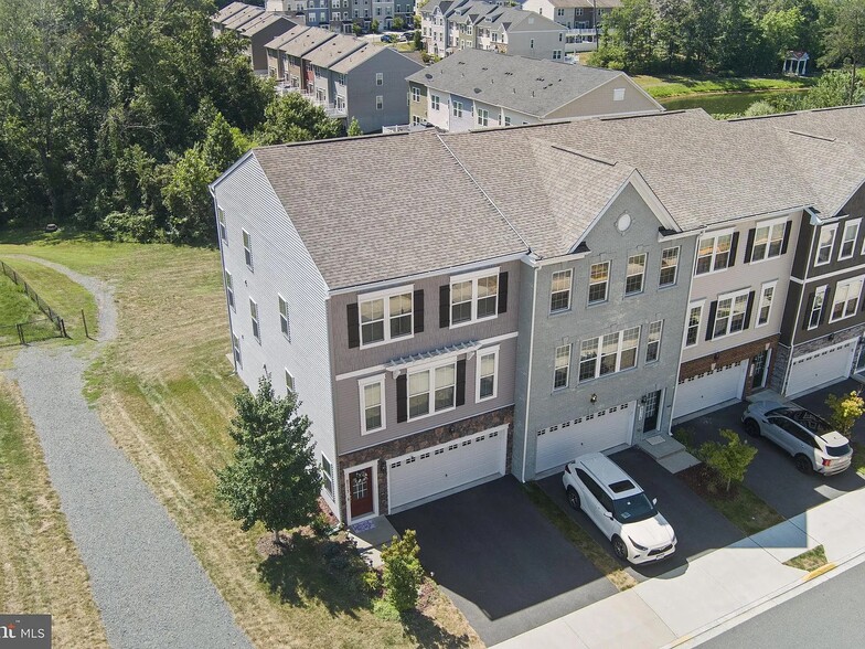 Building Photo - 8773 Elsing Green Dr