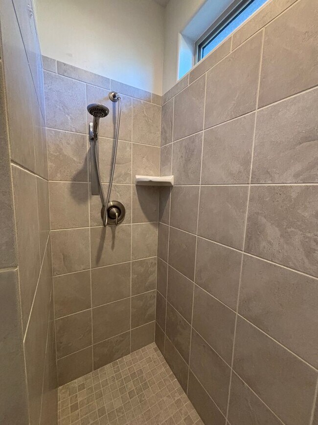 Building Photo - SPACIOUS SINGLE LEVEL HOME IN WASHINGTON F...