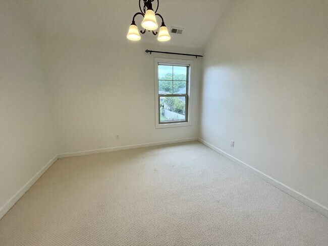 Building Photo - 5 bed, 3 bath Nest in Surrey Meadows