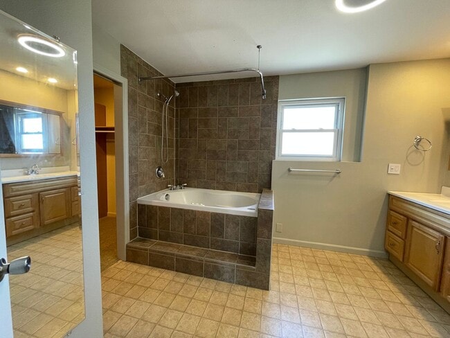 Building Photo - $0 DEPOSIT OPTION. 4BED/2.5BATH IN AURORA'S KINGSBOROUGH NEIGHBORHOOD