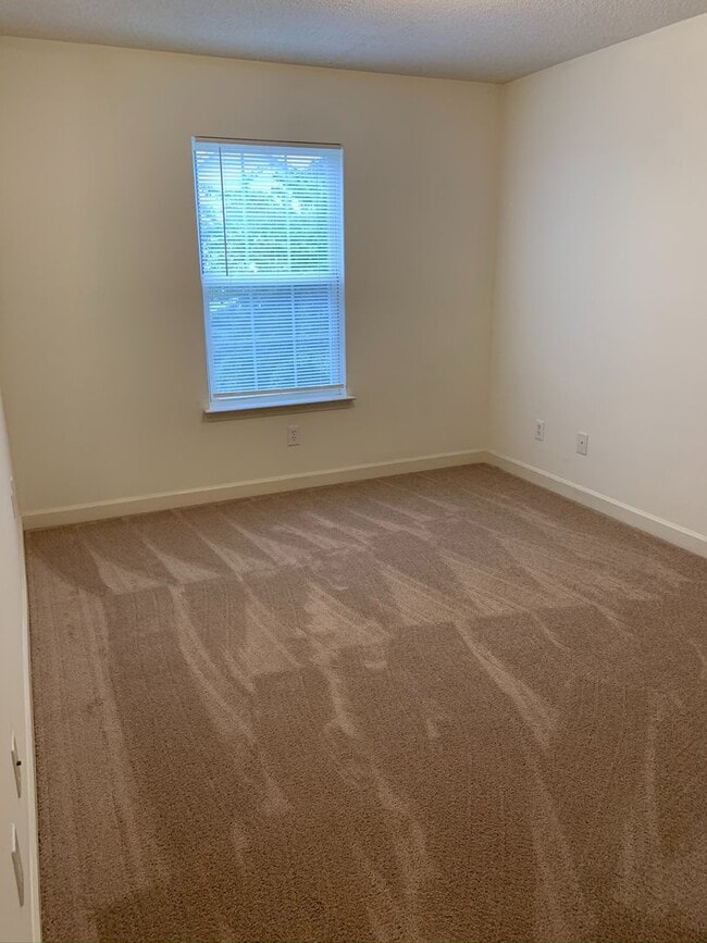 Building Photo - 205 Clusters Cir