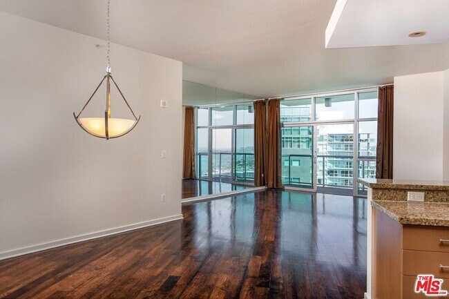 Building Photo - 13700 Marina Pointe Dr