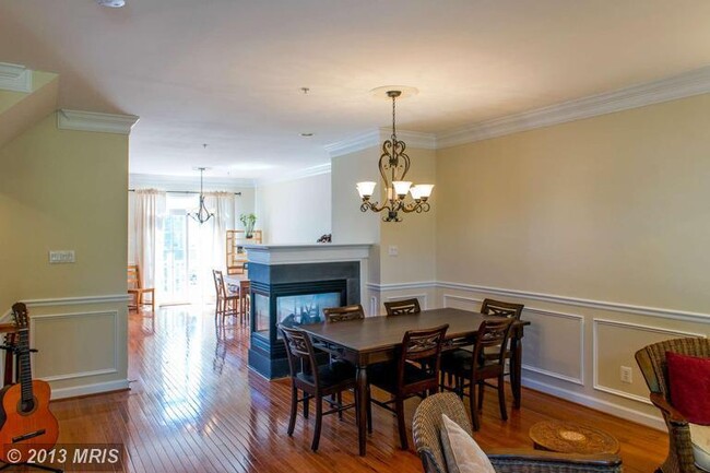 Building Photo - Beautiful 3 BR, 2 FB+2HB townhouse in King...