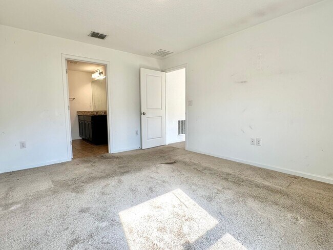 Building Photo - Premier 4bedrooms/2baths residence - Florida living at its finest!