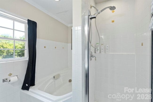 Building Photo - 703 S Summit Ave