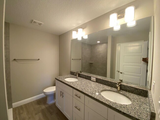 Building Photo - Available December 15th.....Custom Home - Desirable SE Ocala Neighborhood 3/2/2 **WON'T LAST**