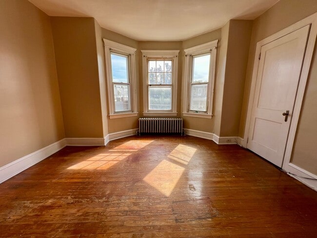 Building Photo - Spacious 3-Bedroom Townhome in Port Richmond! Available mid-April!