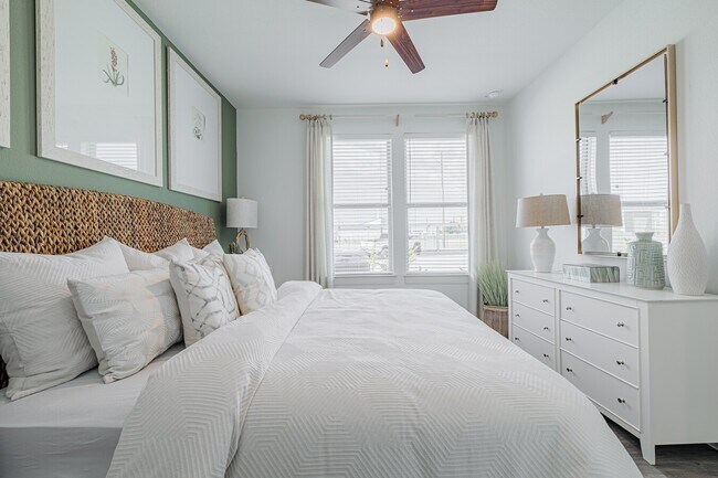 Building Photo - Live Rent-Free for 8 Weeks + Pocket a $500...