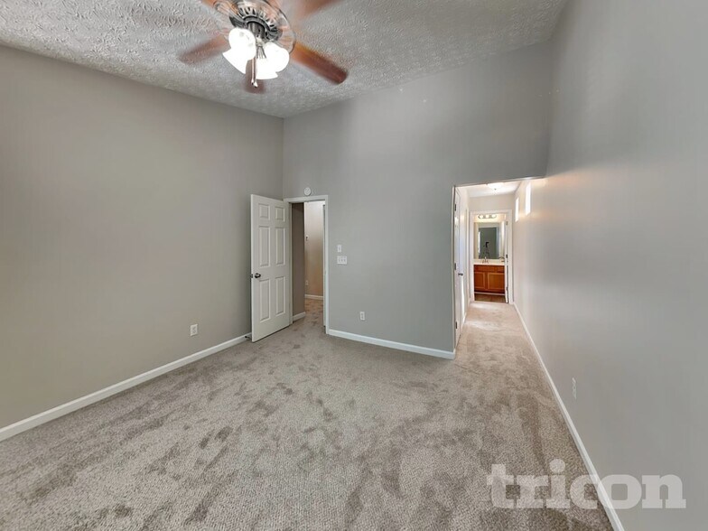 Building Photo - 220 Oak Grove Way