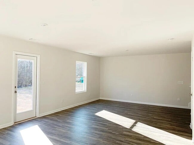 Building Photo - 142 Queens Cir