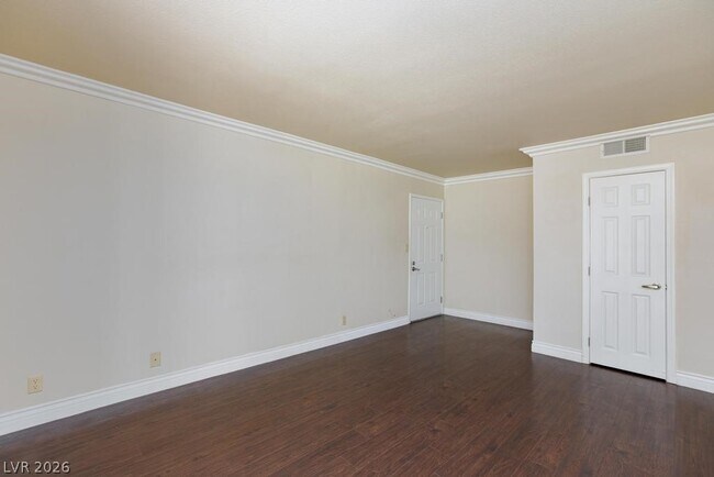 Building Photo - 5081 River Glen Dr