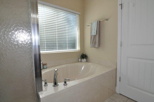 Building Photo - 156 Cottonham Ct