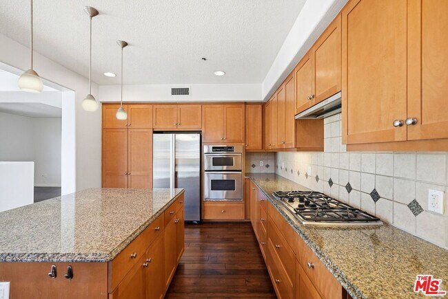 Building Photo - 5831 Seawalk Dr