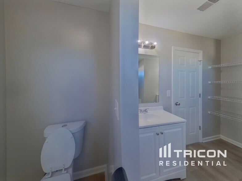 Building Photo - 411 Fox Trot Dr