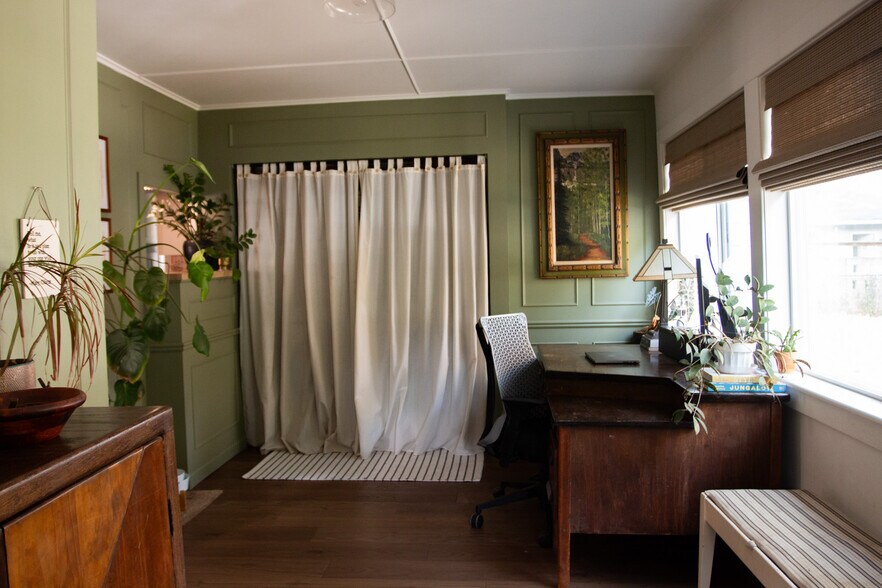 Building Photo - 170 N Arnaz St