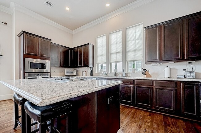 Building Photo - 2524 Sherwin St