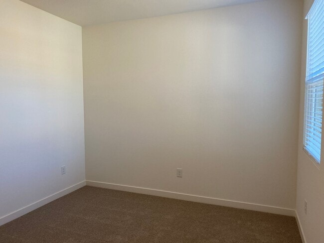 Building Photo - LIKE NEW!  3 BEDROOM, 2 BATH HOME FOR RENT