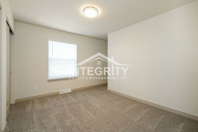 Building Photo - 6475 W Kingsley Ave