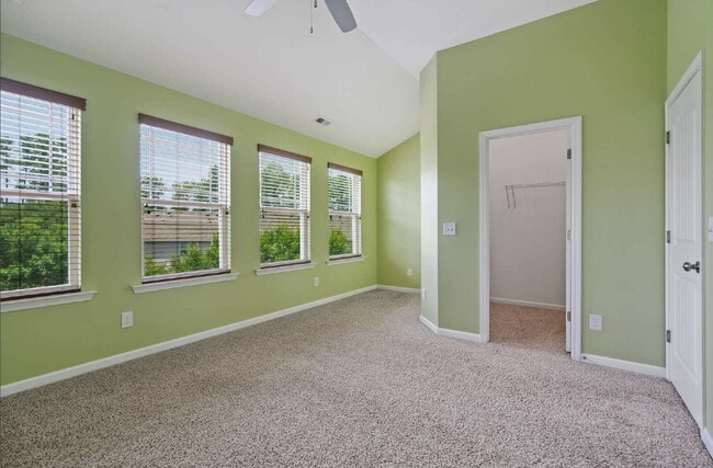Building Photo - Spacious 3-Bedroom/3.5 Bathroom End-Unit T...
