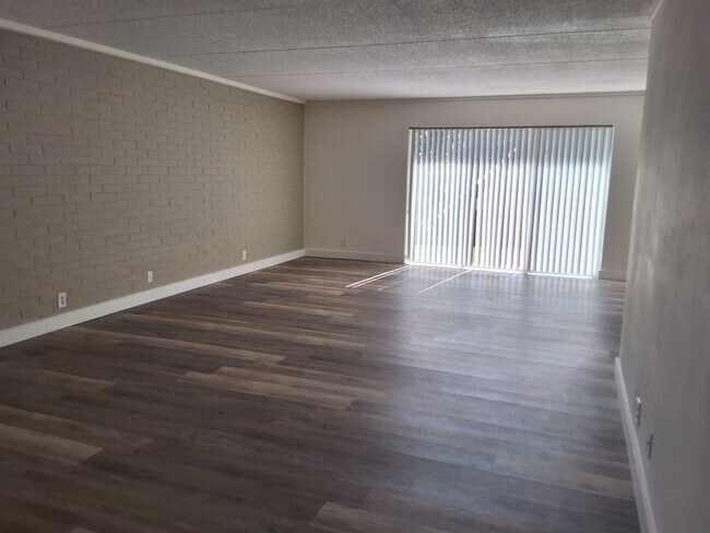 Building Photo - Knoxville 37923 - 2 bed 2 bath condo - cal...