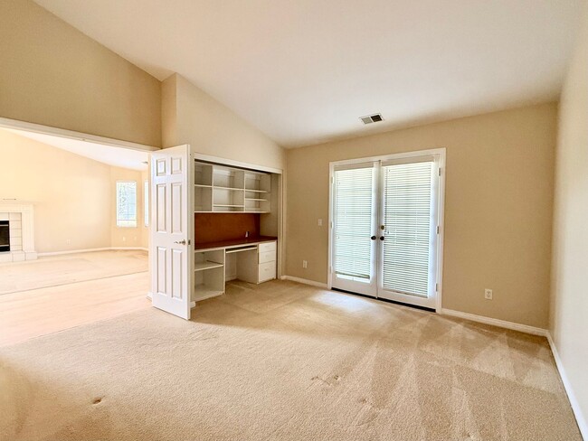 Building Photo - Kellogg School District Home with pool and tennis court access