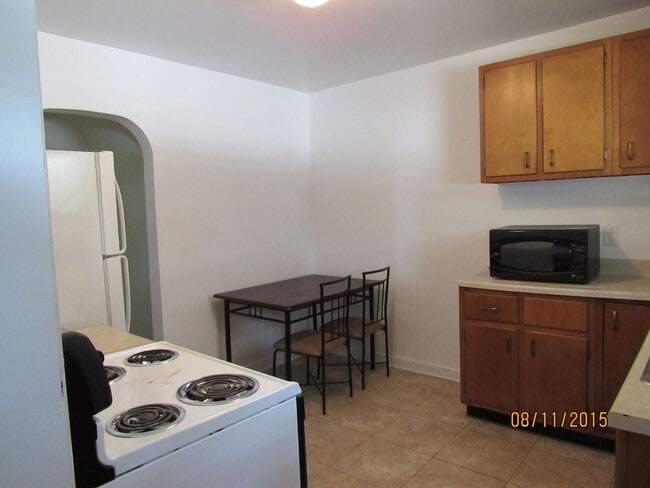 Building Photo - 4-5 bedroom home located on Oakland Ave, o...
