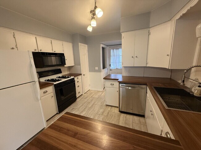 Building Photo - Alger Heights Charmer