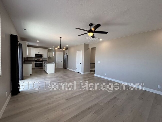 Building Photo - 840 Twin Lakes Dr