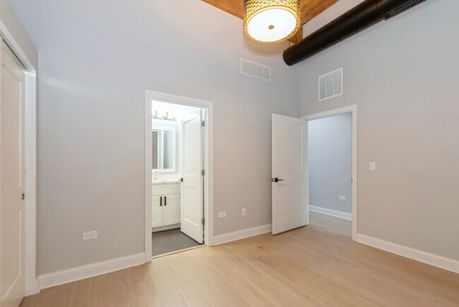 Building Photo - 1500 W Monroe St