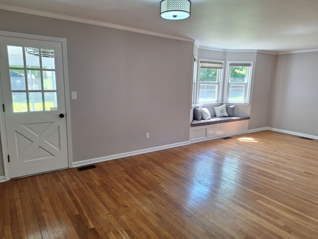Building Photo - 3 bedroom /2 full bathroom- Yorktown