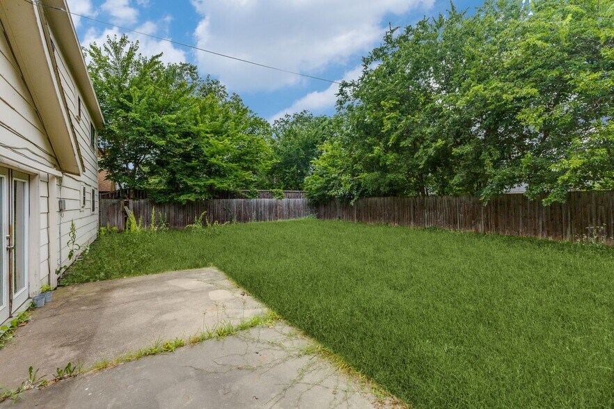 Building Photo - 12129 Spring Branch Dr