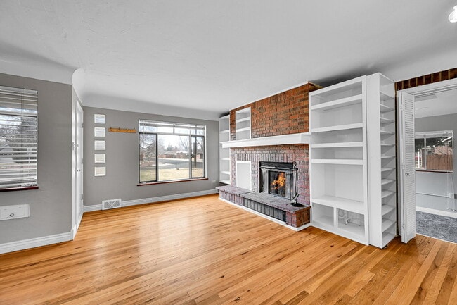 Building Photo - $2,540.95, 3 bed, 1 bath located in Denver with a newly renovated kitchen and In Unit Laundry!