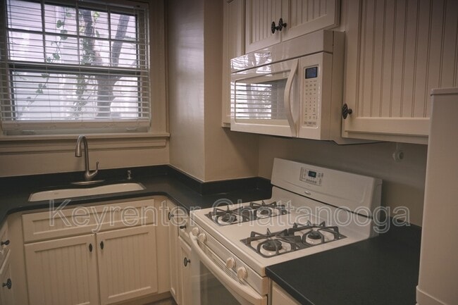 Building Photo - 190 N Crest Rd