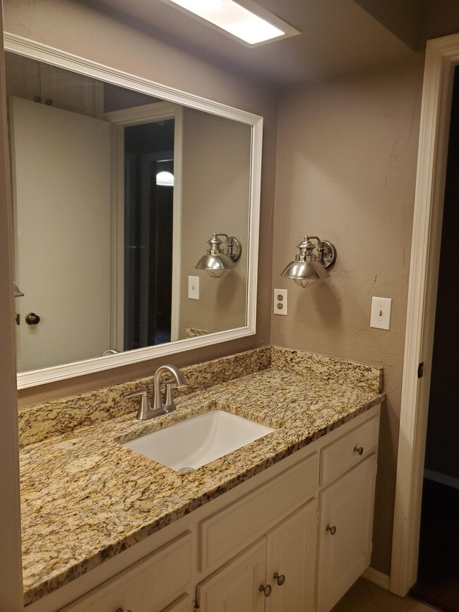 Building Photo - 912 E 10th St