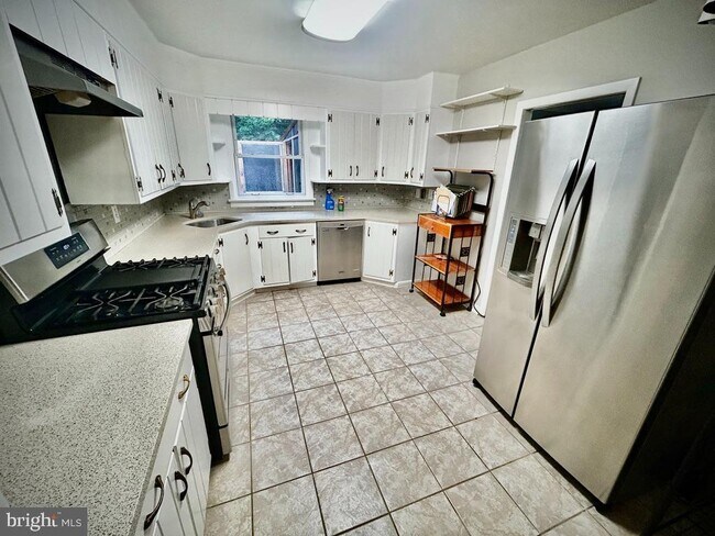 Building Photo - 6405 White Oak Ct
