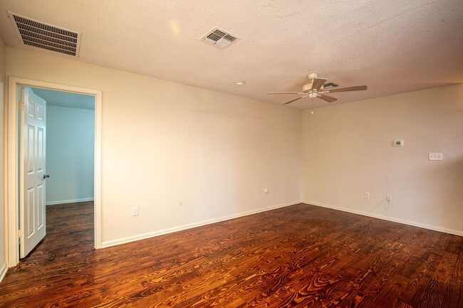 Building Photo - BEAUTIFUL 3 BEDROOMS SINGLE FAMILY HOME LO...